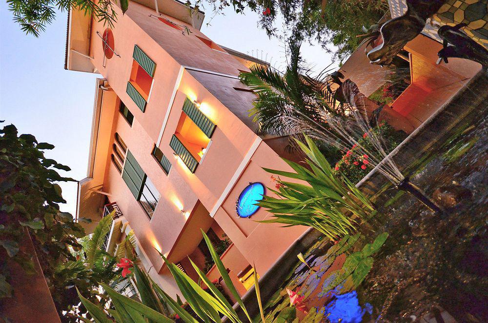 Martinique On Macrossan Aparthotel Port Douglas Exterior foto